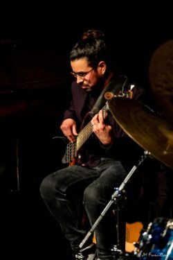 Jeudi 11 décembre 2025
Jazz Club de Grenoble
Jam session: Petit festin musical
Pablo Contreras, basse électrique