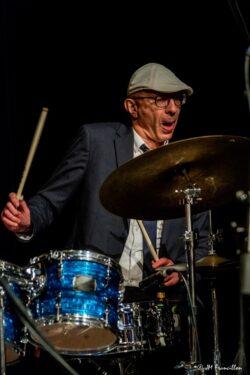 Jeudi 8 janvier 20026
Jazz Club de Grenoble
Concert: Olivier Robin Quintet
Josiah Woodson: trompette et flûte
Alex Terrier: saxophone ténor et soprano
Albert Bover: piano
Fabricio Nicolas: contrebasse
Olivier Robin: batterie et compositions