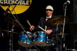 Jeudi 8 janvier 20026
Jazz Club de Grenoble
Concert: Olivier Robin Quintet
Josiah Woodson: trompette et flûte
Alex Terrier: saxophone ténor et soprano
Albert Bover: piano
Fabricio Nicolas: contrebasse
Olivier Robin: batterie et compositions