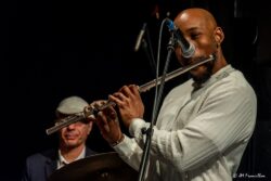 Jeudi 8 janvier 20026
Jazz Club de Grenoble
Concert: Olivier Robin Quintet
Josiah Woodson: trompette et flûte
Alex Terrier: saxophone ténor et soprano
Albert Bover: piano
Fabricio Nicolas: contrebasse
Olivier Robin: batterie et compositions