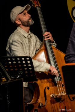 Jeudi 8 janvier 20026
Jazz Club de Grenoble
Concert: Olivier Robin Quintet
Josiah Woodson: trompette et flûte
Alex Terrier: saxophone ténor et soprano
Albert Bover: piano
Fabricio Nicolas: contrebasse
Olivier Robin: batterie et compositions