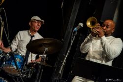 Jeudi 8 janvier 20026
Jazz Club de Grenoble
Concert: Olivier Robin Quintet
Josiah Woodson: trompette et flûte
Alex Terrier: saxophone ténor et soprano
Albert Bover: piano
Fabricio Nicolas: contrebasse
Olivier Robin: batterie et compositions