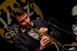 Jeudi 8 janvier 20026
Jazz Club de Grenoble
Concert: Olivier Robin Quintet
Josiah Woodson: trompette et flûte
Alex Terrier: saxophone ténor et soprano
Albert Bover: piano
Fabricio Nicolas: contrebasse
Olivier Robin: batterie et compositions