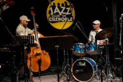 Jeudi 8 janvier 20026
Jazz Club de Grenoble
Concert: Olivier Robin Quintet
Josiah Woodson: trompette et flûte
Alex Terrier: saxophone ténor et soprano
Albert Bover: piano
Fabricio Nicolas: contrebasse
Olivier Robin: batterie et compositions