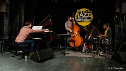 Jeudi 15 janvier 2026
Jazz Club de Grenoble
Concert: Zaza Desiderio Trio: Osmoses
Zaza Desiderio: batterie
Remi Ploton: Piano et claviers
Michel Molines: contrebasse