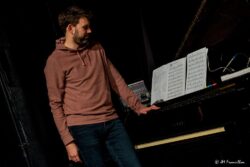 Jeudi 15 janvier 2026
Jazz Club de Grenoble
Concert: Zaza Desiderio Trio: Osmoses
Zaza Desiderio: batterie
Remi Ploton: Piano et claviers
Michel Molines: contrebasse