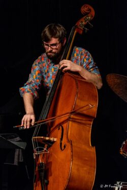 Jeudi 15 janvier 2026
Jazz Club de Grenoble
Concert: Zaza Desiderio Trio: Osmoses
Zaza Desiderio: batterie
Remi Ploton: Piano et claviers
Michel Molines: contrebasse