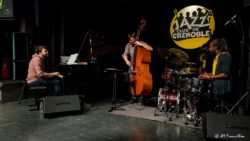 Jeudi 15 janvier 2026
Jazz Club de Grenoble
Concert: Zaza Desiderio Trio: Osmoses
Zaza Desiderio: batterie
Remi Ploton: Piano et claviers
Michel Molines: contrebasse