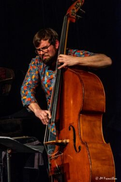 Jeudi 15 janvier 2026
Jazz Club de Grenoble
Concert: Zaza Desiderio Trio: Osmoses
Zaza Desiderio: batterie
Remi Ploton: Piano et claviers
Michel Molines: contrebasse