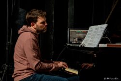 Jeudi 15 janvier 2026
Jazz Club de Grenoble
Concert: Zaza Desiderio Trio: Osmoses
Zaza Desiderio: batterie
Remi Ploton: Piano et claviers
Michel Molines: contrebasse