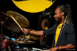 Jeudi 15 janvier 2026
Jazz Club de Grenoble
Concert: Zaza Desiderio Trio: Osmoses
Zaza Desiderio: batterie
Remi Ploton: Piano et claviers
Michel Molines: contrebasse