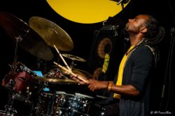 Jeudi 15 janvier 2026
Jazz Club de Grenoble
Concert: Zaza Desiderio Trio: Osmoses
Zaza Desiderio: batterie
Remi Ploton: Piano et claviers
Michel Molines: contrebasse