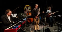 Jeudi 22 janvier 2026
Jazz club de Grenoble
Concert: Sébastien Joulie Group: Loaded
Sébastien Joulie, guitare
Stéphane Moutot, saxophone
Benoît Thévenot, piano, claviers
Michel Molines, contrebasse
Charles Clayette, batterie Sébastien Joulie Group