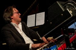 Jeudi 22 janvier 2026
Jazz club de Grenoble
Concert: Sébastien Joulie Group: Loaded
Sébastien Joulie, guitare
Stéphane Moutot, saxophone
Benoît Thévenot, piano, claviers
Michel Molines, contrebasse
Charles Clayette, batterie