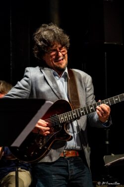 Jeudi 22 janvier 2026
Jazz club de Grenoble
Concert: Sébastien Joulie Group: Loaded
Sébastien Joulie, guitare
Stéphane Moutot, saxophone
Benoît Thévenot, piano, claviers
Michel Molines, contrebasse
Charles Clayette, batterie