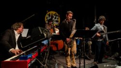 Jeudi 22 janvier 2026
Jazz club de Grenoble
Concert: Sébastien Joulie Group: Loaded
Sébastien Joulie, guitare
Stéphane Moutot, saxophone
Benoît Thévenot, piano, claviers
Michel Molines, contrebasse
Charles Clayette, batterie