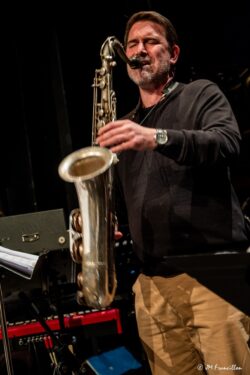 Jeudi 22 janvier 2026
Jazz club de Grenoble
Concert: Sébastien Joulie Group: Loaded
Sébastien Joulie, guitare
Stéphane Moutot, saxophone
Benoît Thévenot, piano, claviers
Michel Molines, contrebasse
Charles Clayette, batterie