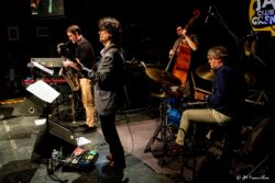 Jeudi 22 janvier 2026
Jazz club de Grenoble
Concert: Sébastien Joulie Group: Loaded
Sébastien Joulie, guitare
Stéphane Moutot, saxophone
Benoît Thévenot, piano, claviers
Michel Molines, contrebasse
Charles Clayette, batterie