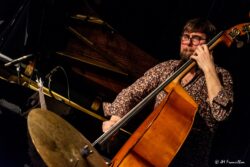 Jeudi 22 janvier 2026
Jazz club de Grenoble
Concert: Sébastien Joulie Group: Loaded
Sébastien Joulie, guitare
Stéphane Moutot, saxophone
Benoît Thévenot, piano, claviers
Michel Molines, contrebasse
Charles Clayette, batterie