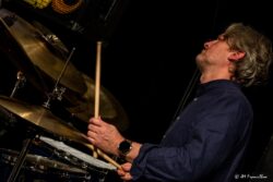 Jeudi 22 janvier 2026
Jazz club de Grenoble
Concert: Sébastien Joulie Group: Loaded
Sébastien Joulie, guitare
Stéphane Moutot, saxophone
Benoît Thévenot, piano, claviers
Michel Molines, contrebasse
Charles Clayette, batterie