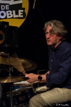 Jeudi 22 janvier 2026
Jazz club de Grenoble
Concert: Sébastien Joulie Group: Loaded
Sébastien Joulie, guitare
Stéphane Moutot, saxophone
Benoît Thévenot, piano, claviers
Michel Molines, contrebasse
Charles Clayette, batterie