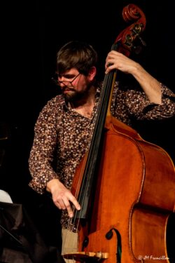 Jeudi 22 janvier 2026
Jazz club de Grenoble
Concert: Sébastien Joulie Group: Loaded
Sébastien Joulie, guitare
Stéphane Moutot, saxophone
Benoît Thévenot, piano, claviers
Michel Molines, contrebasse
Charles Clayette, batterie