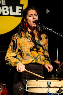 Jeudi 29 janvier 2026
Jazz Club de Grenoble
concert: Luciana Morelli Group; words of the wind.
Luciana Morelli: voix
Philipp Hillebrand, clarinettes
Mauricio Silva Orendain, piano
Tommy Fuller, contrebasse
Axel Filip, batterie