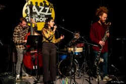 Jeudi 29 janvier 2026
Jazz Club de Grenoble
concert: Luciana Morelli Group; words of the wind.
Luciana Morelli: voix
Philipp Hillebrand, clarinettes
Mauricio Silva Orendain, piano
Tommy Fuller, contrebasse
Axel Filip, batterie