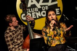 Jeudi 29 janvier 2026
Jazz Club de Grenoble
concert: Luciana Morelli Group; words of the wind.
Luciana Morelli: voix
Philipp Hillebrand, clarinettes
Mauricio Silva Orendain, piano
Tommy Fuller, contrebasse
Axel Filip, batterie