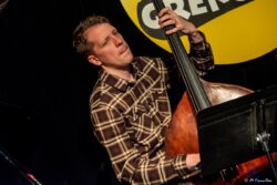 Jeudi 29 janvier 2026
Jazz Club de Grenoble
concert: Luciana Morelli Group; words of the wind.
Luciana Morelli: voix
Philipp Hillebrand, clarinettes
Mauricio Silva Orendain, piano
Tommy Fuller, contrebasse
Axel Filip, batterie