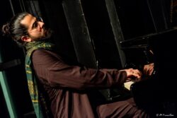 Jeudi 29 janvier 2026
Jazz Club de Grenoble
concert: Luciana Morelli Group; words of the wind.
Luciana Morelli: voix
Philipp Hillebrand, clarinettes
Mauricio Silva Orendain, piano
Tommy Fuller, contrebasse
Axel Filip, batterie