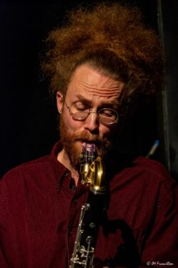 Jeudi 29 janvier 2026
Jazz Club de Grenoble
concert: Luciana Morelli Group; words of the wind.
Luciana Morelli: voix
Philipp Hillebrand, clarinettes
Mauricio Silva Orendain, piano
Tommy Fuller, contrebasse
Axel Filip, batterie