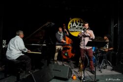 Jeudi 5 février 2026
Jazz Club de Grenoble
Concert: Rubinho Antunes Quartet
Rubinho Antunes: trompette et bugle
Alfio Origlio: piano
Marcel Bottaro: contrebasse
Zaza Desiderio: batterie