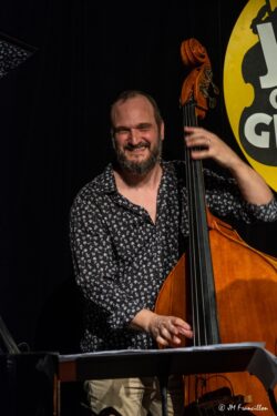 Jeudi 5 février 2026
Jazz Club de Grenoble
Concert: Rubinho Antunes Quartet
Rubinho Antunes: trompette et bugle
Alfio Origlio: piano
Marcel Bottaro: contrebasse
Zaza Desiderio: batterie