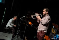 Jeudi 5 février 2026
Jazz Club de Grenoble
Concert: Rubinho Antunes Quartet
Rubinho Antunes: trompette et bugle
Alfio Origlio: piano
Marcel Bottaro: contrebasse
Zaza Desiderio: batterie