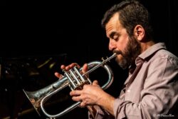 Jeudi 5 février 2026
Jazz Club de Grenoble
Concert: Rubinho Antunes Quartet
Rubinho Antunes: trompette et bugle
Alfio Origlio: piano
Marcel Bottaro: contrebasse
Zaza Desiderio: batterie