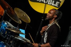 Jeudi 5 février 2026
Jazz Club de Grenoble
Concert: Rubinho Antunes Quartet
Rubinho Antunes: trompette et bugle
Alfio Origlio: piano
Marcel Bottaro: contrebasse
Zaza Desiderio: batterie