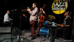 Jeudi 5 février 2026
Jazz Club de Grenoble
Concert: Rubinho Antunes Quartet
Rubinho Antunes: trompette et bugle
Alfio Origlio: piano
Marcel Bottaro: contrebasse
Zaza Desiderio: batterie