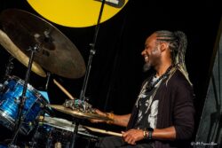 Jeudi 5 février 2026
Jazz Club de Grenoble
Concert: Rubinho Antunes Quartet
Rubinho Antunes: trompette et bugle
Alfio Origlio: piano
Marcel Bottaro: contrebasse
Zaza Desiderio: batterie