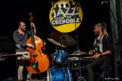 Jeudi 5 février 2026
Jazz Club de Grenoble
Concert: Rubinho Antunes Quartet
Rubinho Antunes: trompette et bugle
Alfio Origlio: piano
Marcel Bottaro: contrebasse
Zaza Desiderio: batterie