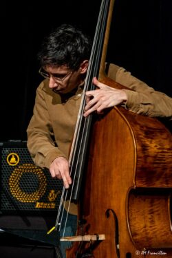 Jeudi 12 février 2026
Jazz Club de Grenoble
Concert: Romain Pilon Trio
Romain Pilon: guitare
Fred Pasqua: batterie
Cyril Drapé: contrebasse