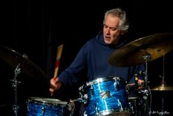 Jeudi 12 février 2026
Jazz Club de Grenoble
Concert: Romain Pilon Trio
Romain Pilon: guitare
Fred Pasqua: batterie
Cyril Drapé: contrebasse