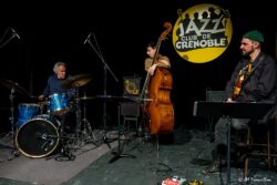 Jeudi 12 février 2026
Jazz Club de Grenoble
Concert: Romain Pilon Trio
Romain Pilon: guitare
Fred Pasqua: batterie
Cyril Drapé: contrebasse