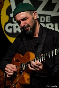 Jeudi 12 février 2026
Jazz Club de Grenoble
Concert: Romain Pilon Trio
Romain Pilon: guitare
Fred Pasqua: batterie
Cyril Drapé: contrebasse