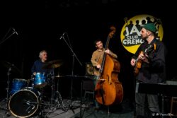 Jeudi 12 février 2026
Jazz Club de Grenoble
Concert: Romain Pilon Trio
Romain Pilon: guitare
Fred Pasqua: batterie
Cyril Drapé: contrebasse