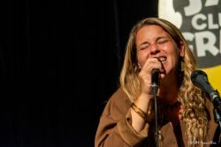 Jeudi 26 février 2026
Jazz Club de Grenoble
Concert: Andrea Caparros & Emile Melenchon: Confidence
Andrea Caparros: chant
Emile Melenchon: guitare