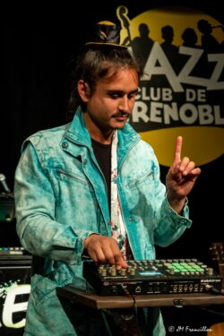 Jeudi 11 juin 2026
Jazz club de Grenoble
concert: Yochestra
Kevin Montiton: guitariste
Guy-Johann Sele: guitariste
Arnaud Baraston: beatmaker
