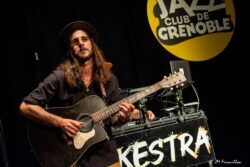 Jeudi 11 juin 2026
Jazz club de Grenoble
concert: Yochestra
Kevin Montiton: guitariste
Guy-Johann Sele: guitariste
Arnaud Baraston: beatmaker