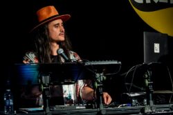 Jeudi 11 juin 2026
Jazz club de Grenoble
concert: Yochestra
Kevin Montiton: guitariste
Guy-Johann Sele: guitariste
Arnaud Baraston: beatmaker